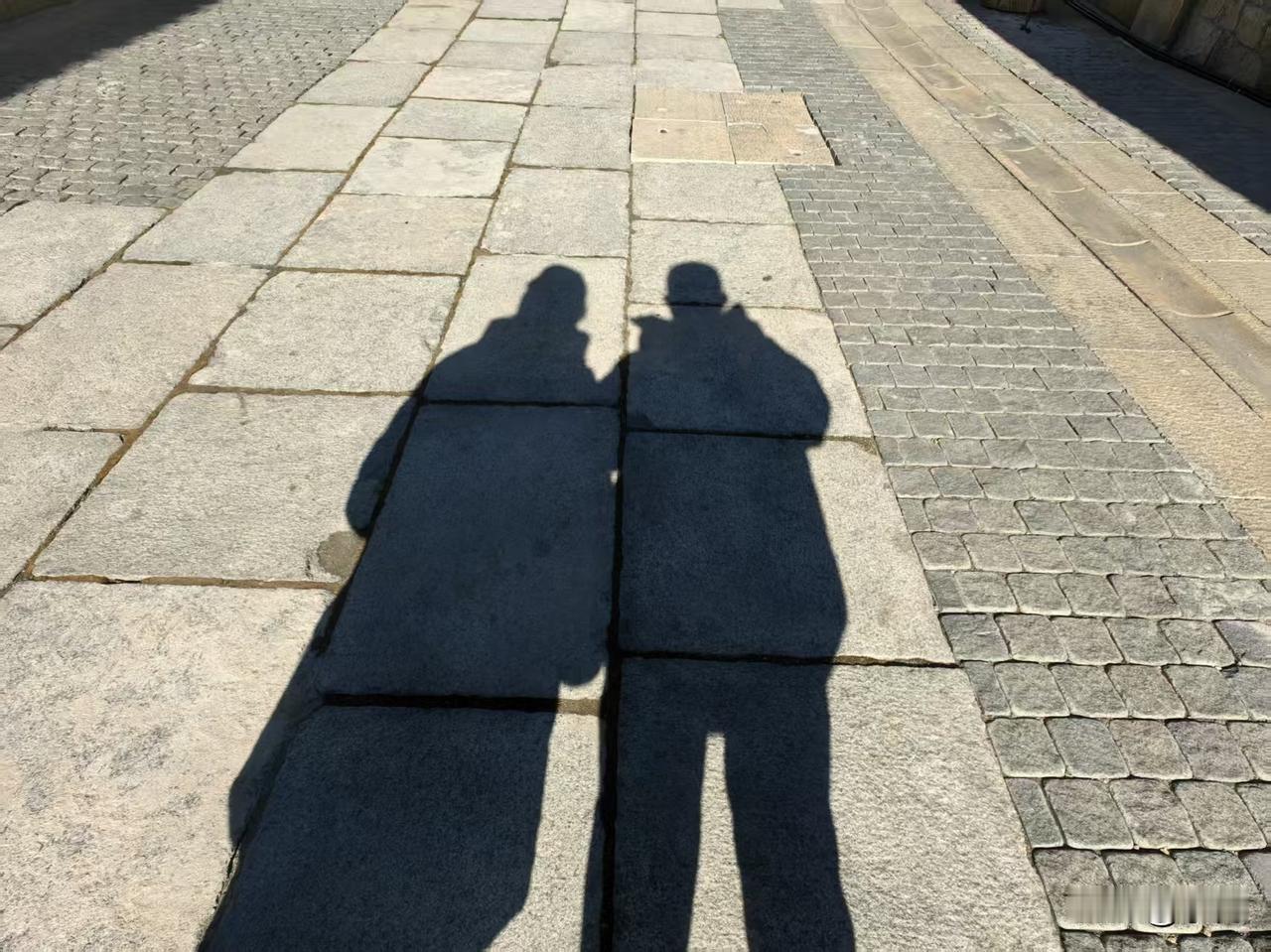 家里的钱我管，老公信任我，可亲姐姐又来借钱，我到底该怎么办？

我们家，几十年一