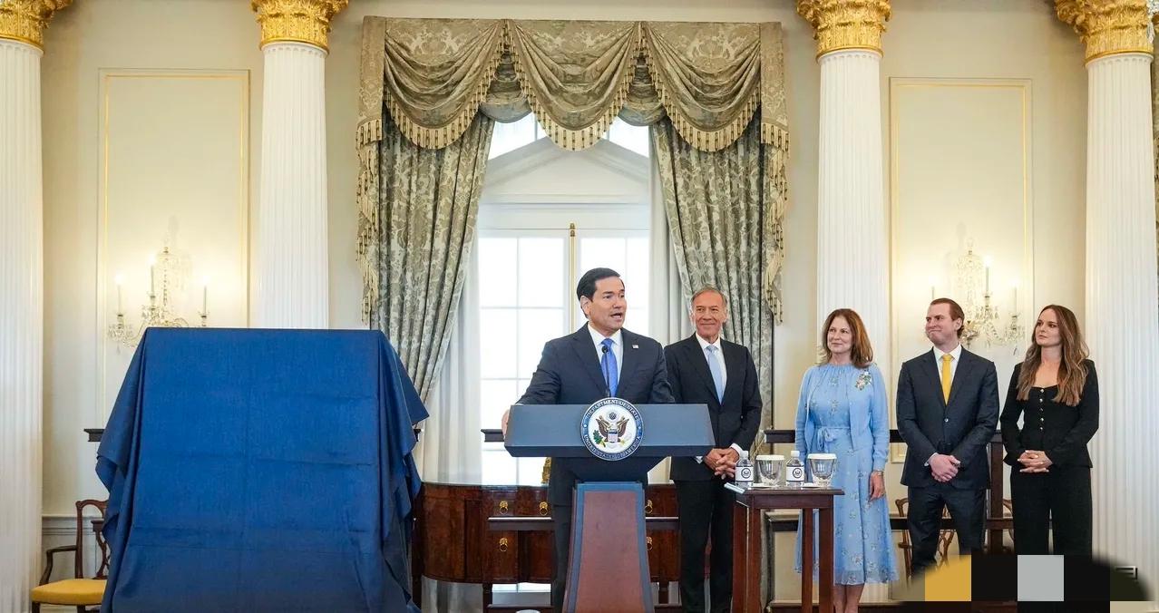 美国前国务卿蓬佩奥今天写道：“重返国务院参加本人官方肖像揭幕仪式，我深感荣幸与谦