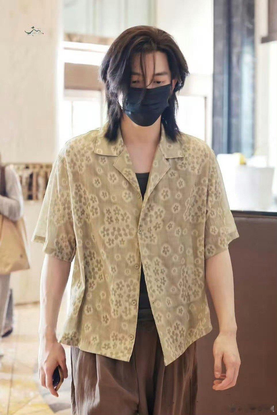 这居然是辛云来 长发的他也太惊喜了！扎染衬衫配飘逸长发，气质干净又文艺，妥妥的小