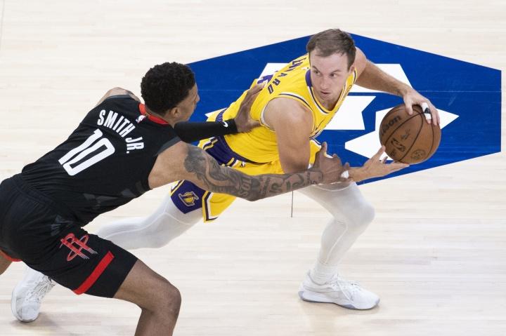 季后赛G1湖人主场107-98击败火箭，大比分1-0领先。
赛前很多人都不看好湖