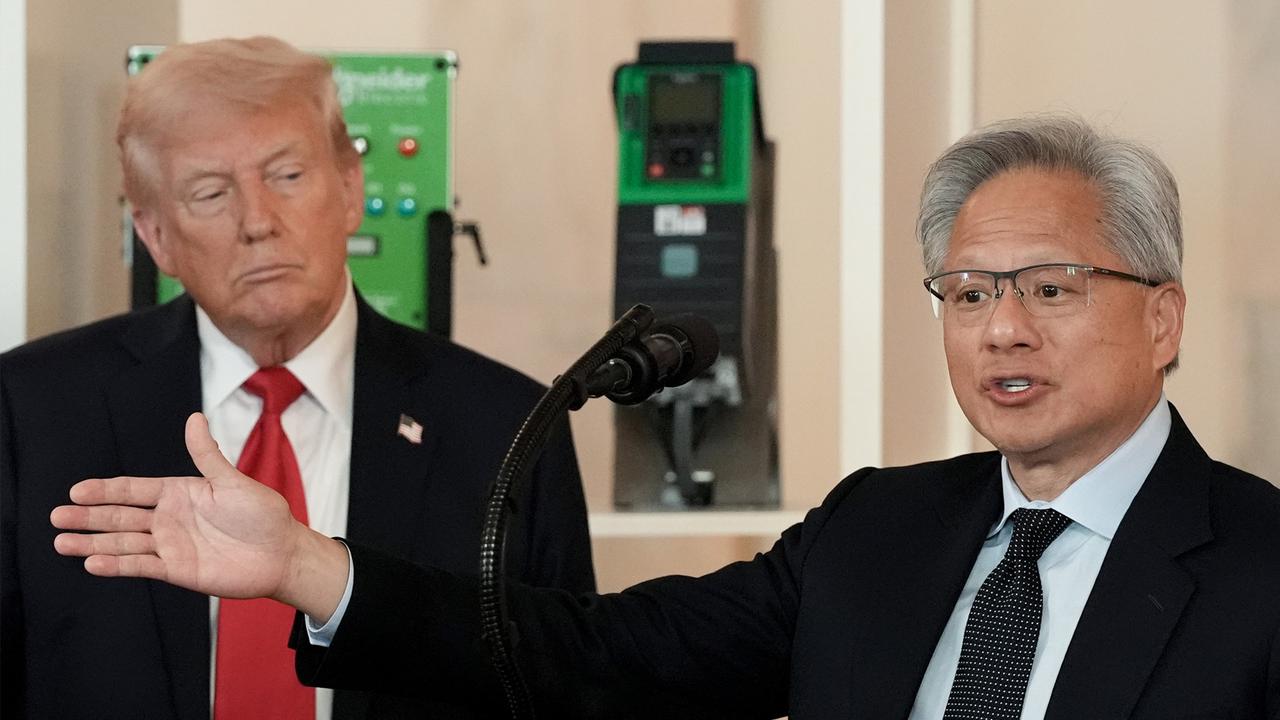 特朗普急坏了，现场连线黄仁勋，中美竞争下，美国AI绝不能踩刹车
 
当地时间9月