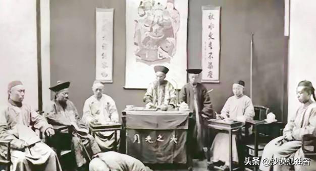 1884年，东北一个土财主翟彪为了霸占田地，残忍打死了农户，结果农户的妻子不哭不