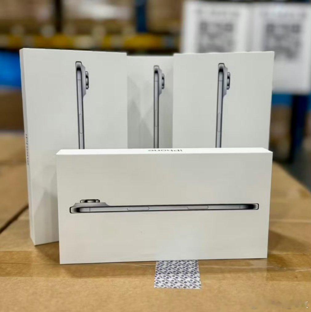 iPhone17系列真机包装盒曝光这包装盒 好轻薄的感觉。 ​​​