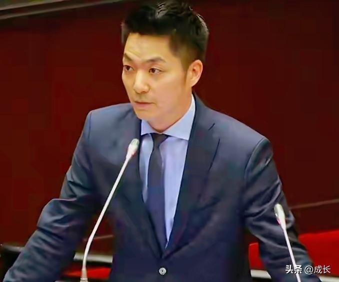 蒋万安强势反击！
赖清德办公室资政、超微执行长苏姿丰的父亲苏春槐，18日晚间现身