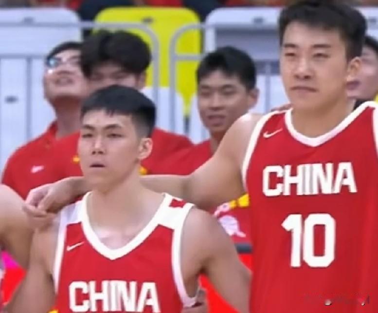 中国男篮启程前往卡塔尔
北京时间8月22日凌晨，中国男篮从北京大兴机场起飞前往卡