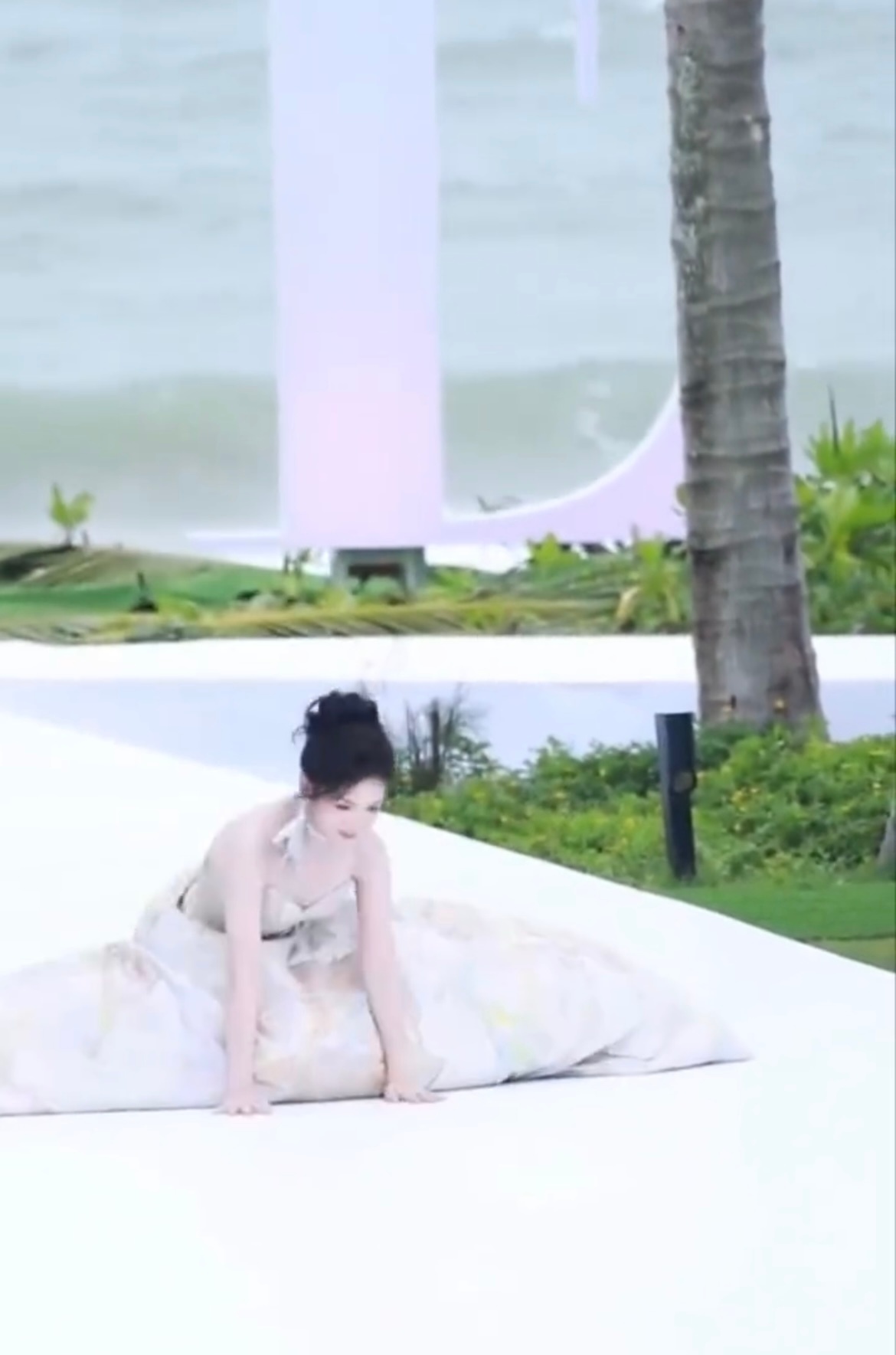 天呢，代露娃走红毯的时候摔倒了，整理了一下站起来又继续走了[悲伤]裙子坏，娃娃临