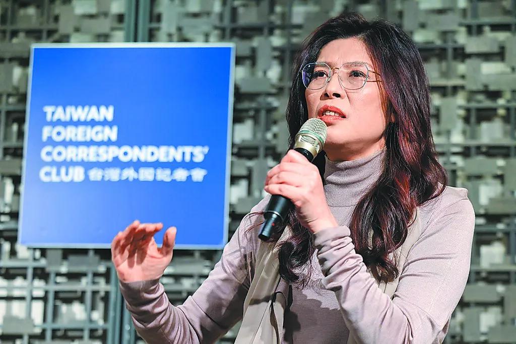 台湾国际战略学会理事长王崑义今日发文写道：“国民党内亲美派的精英，大多对大陆敬而