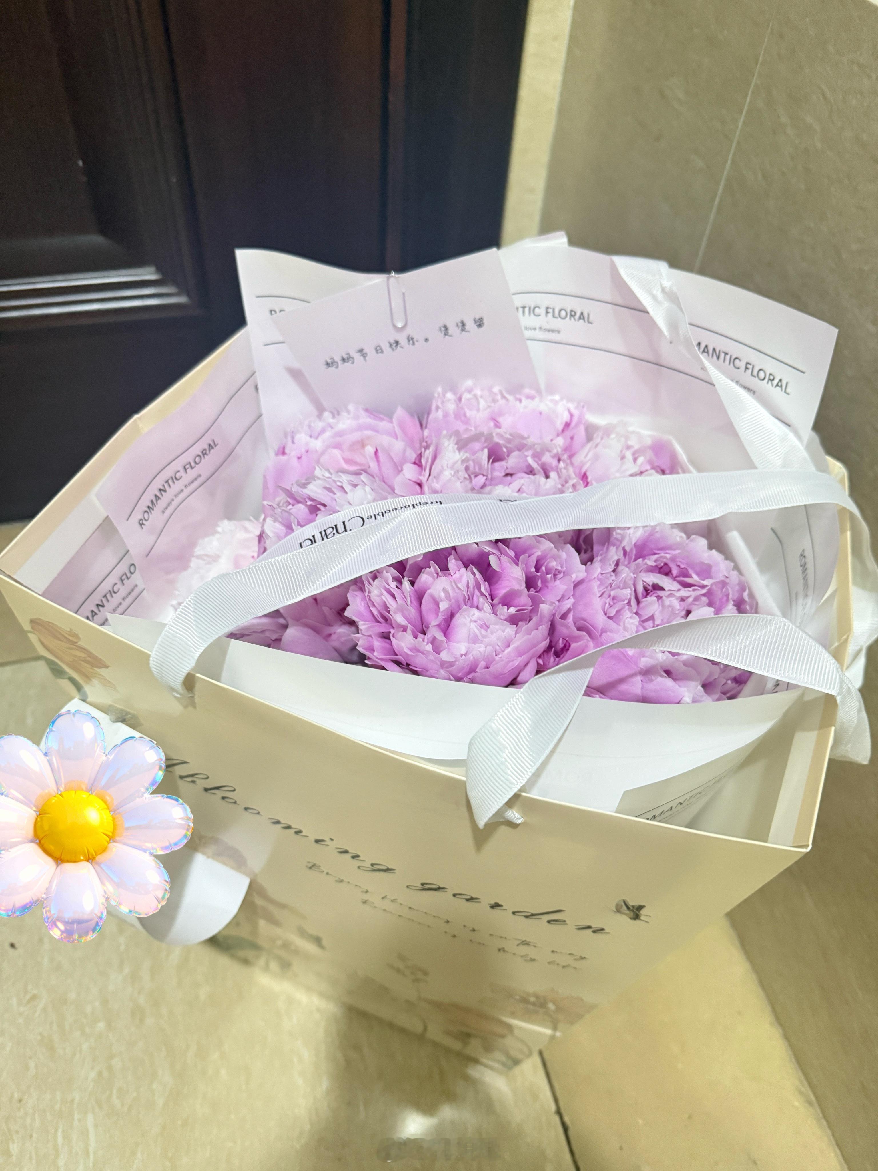 母亲节我们家唯一收到花的人是压压