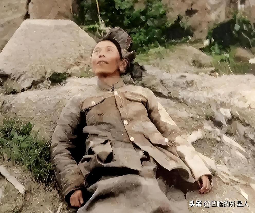 1946年，国军师长戴之奇饮弹自尽，倒在了土堆上，军帽掉落一旁，这个曾经壮怀激烈