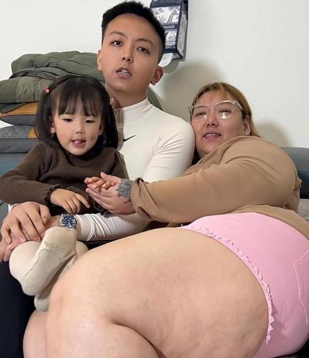 贵州一名身材瘦小的健身教练，爱上了来自河北、体重超过400斤的女孩。正式交往前，