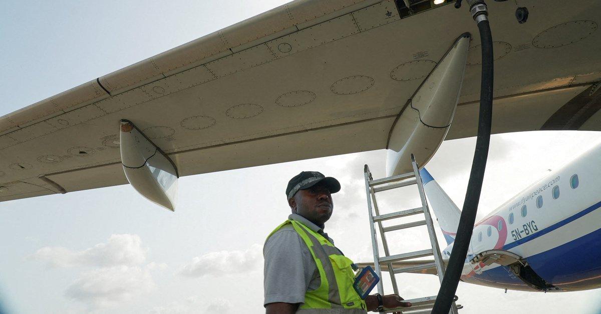 [To learn English]

Airlines grappling w