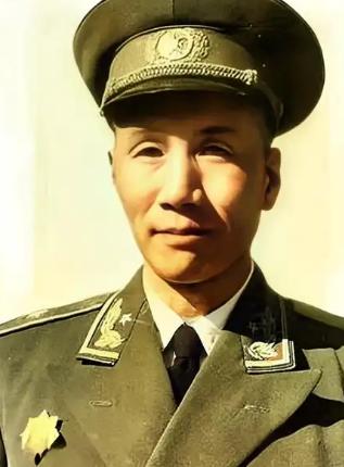 1941年，国军团长准备投奔新四军，谁知夜里却被暗杀，被捅了3刀，却没死，杀手走