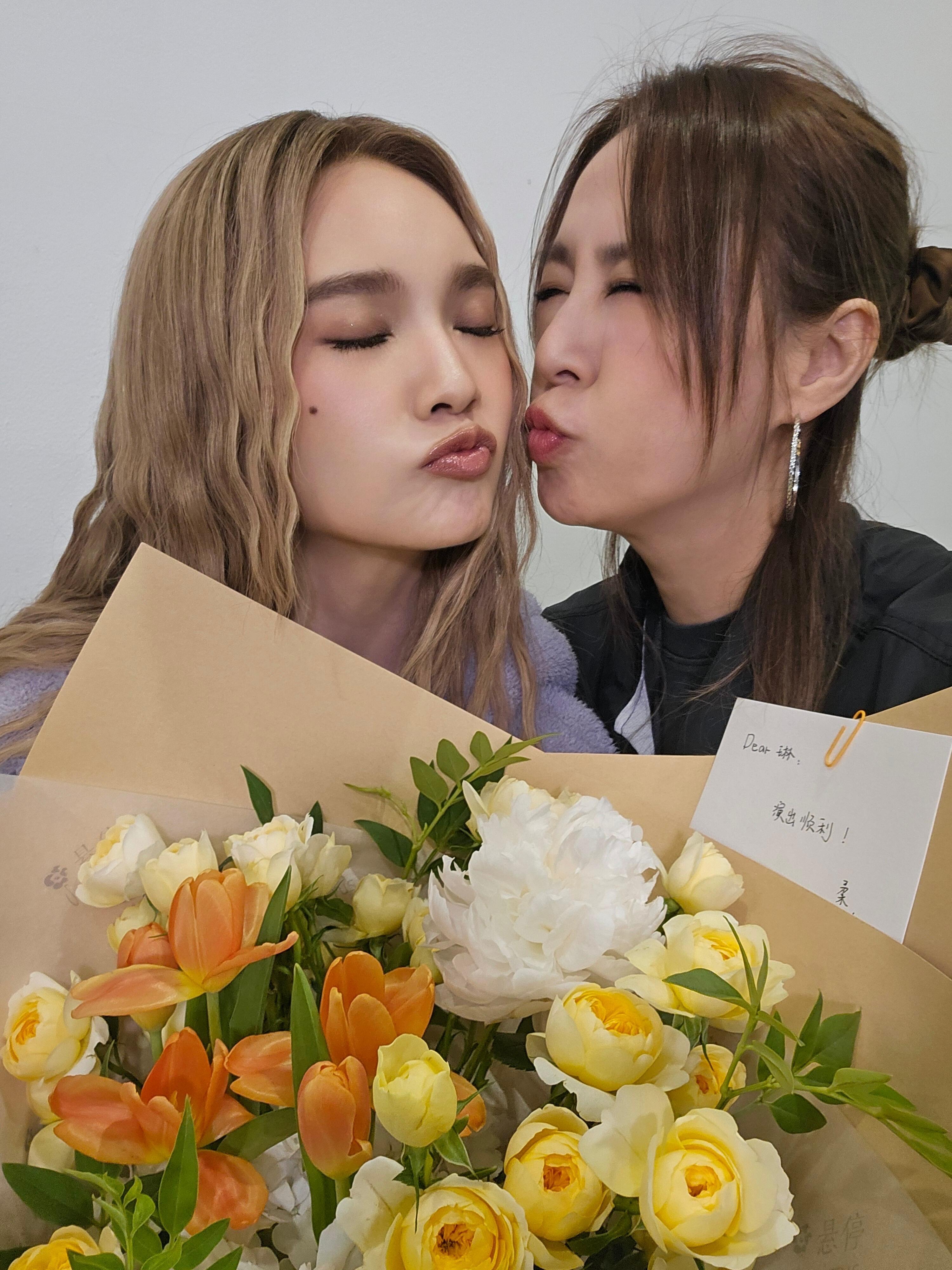 【楊丞琳IG限時動態】我的柔姐特地飛到上海看我真的好開心好感動🥺🥺🥺黃小柔