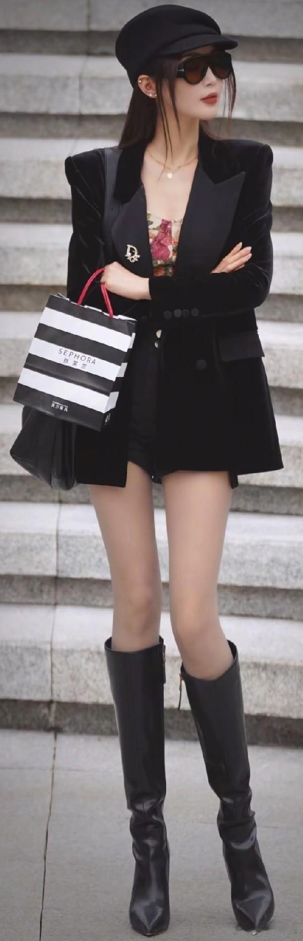 [看]借图打个招呼[看]  都市酷girl穿搭指南，黑色西装外套+短裙，时尚感爆