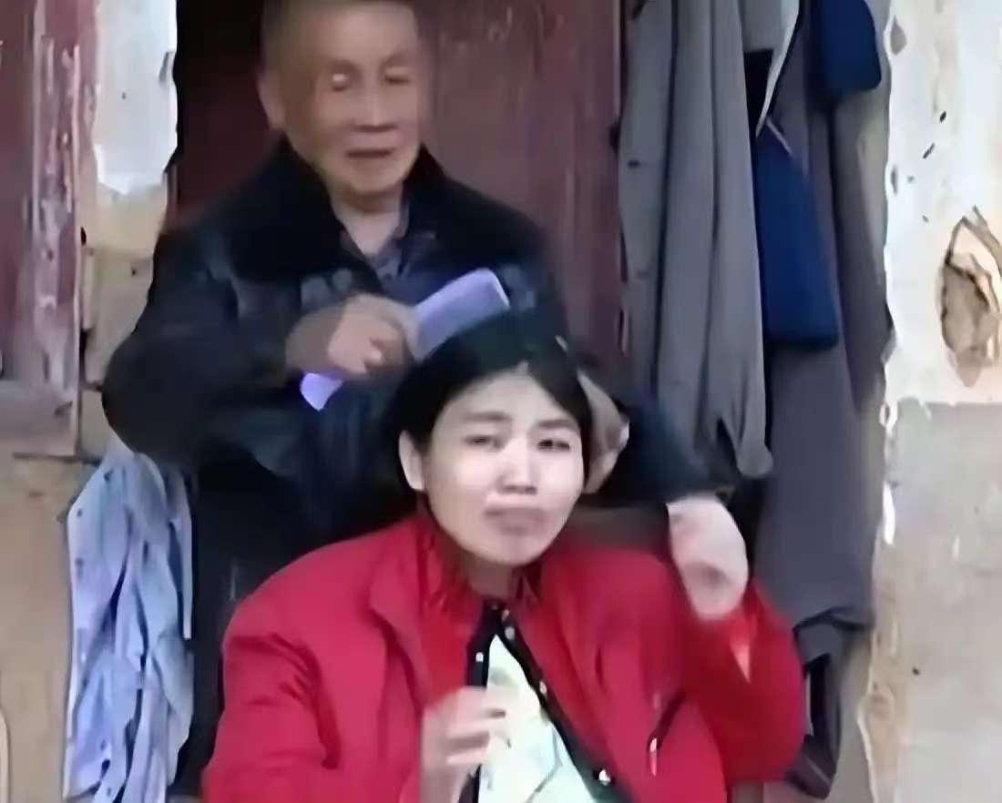 黎亚勋，63岁收留流浪女，二十年后亲手为她撑起一个家。
这事听起来像善举，可中间