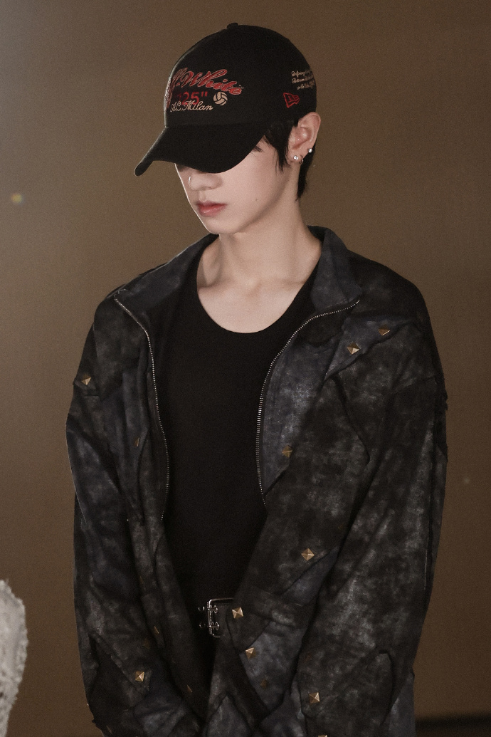 #朱志鑫黑色背心# 朱志鑫练习室花絮照黑色背心+耳钉一整个嘶哈住 ​​​
