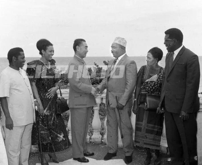 1965年6月6日，周恩来总理在坦桑尼亚第二副总统卡瓦瓦陪同下乘专机跨海抵达桑给