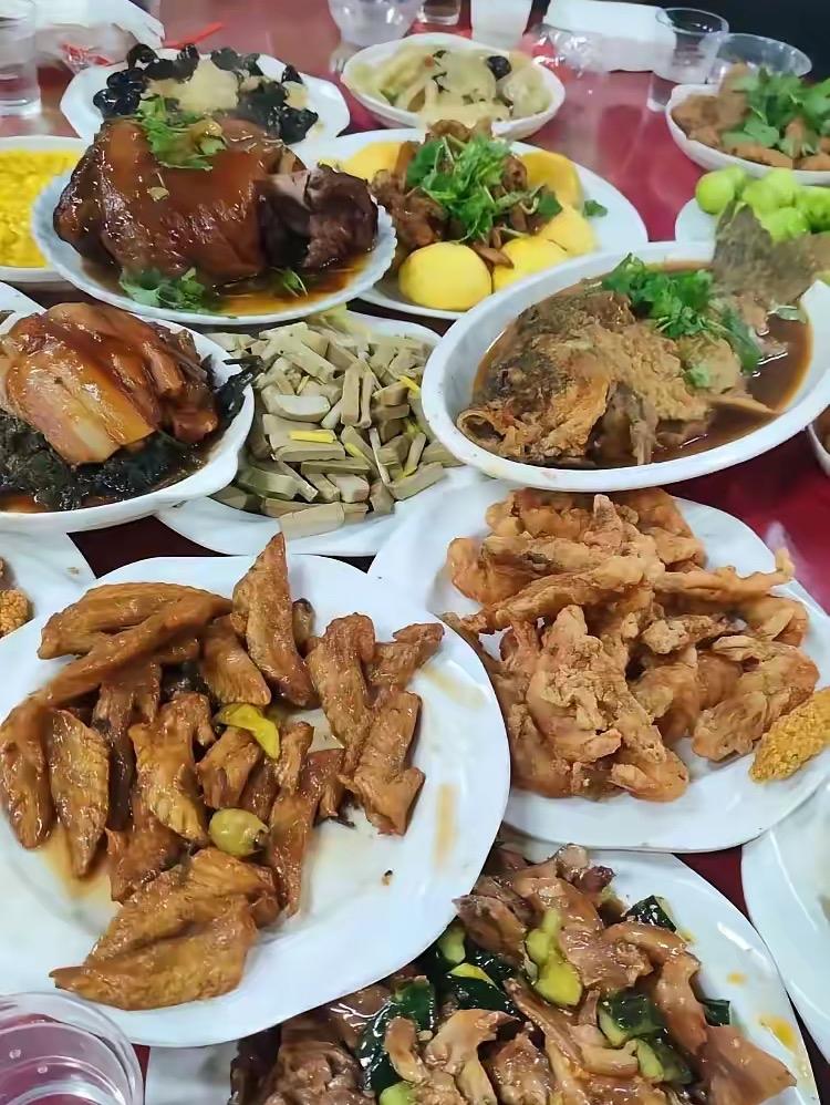 我发现，过年去穷亲戚家拜年，只要提前打了招呼，路上左一个电话，右一个电话，甚至早