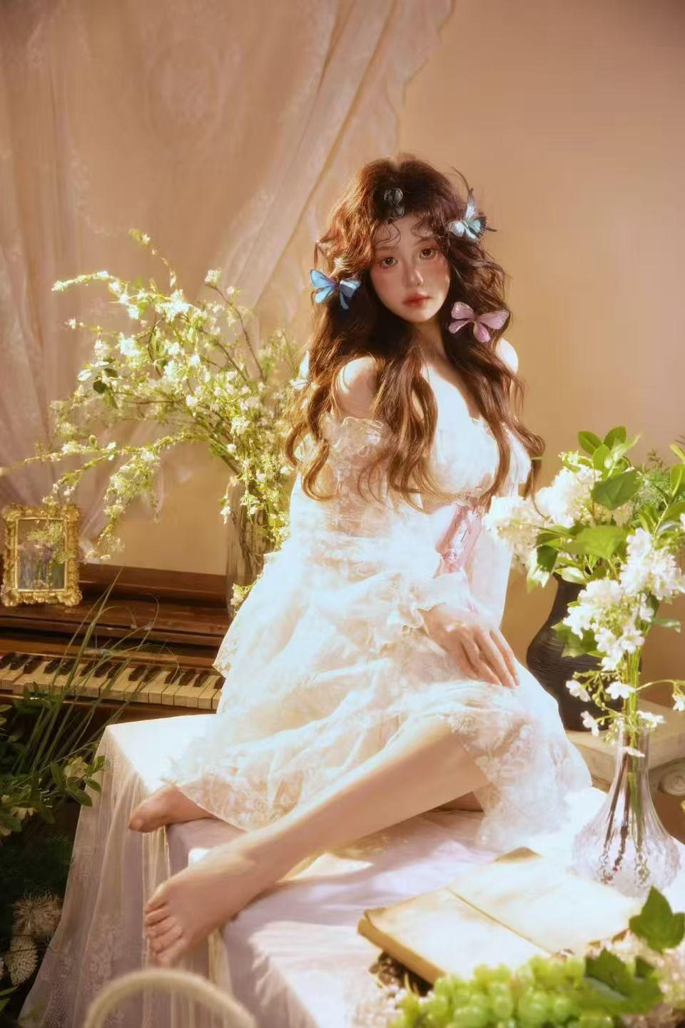 花下的少女照，怎么拍才好看呢 
少女摄影|NO.0341期
治愈系花房少女私房写