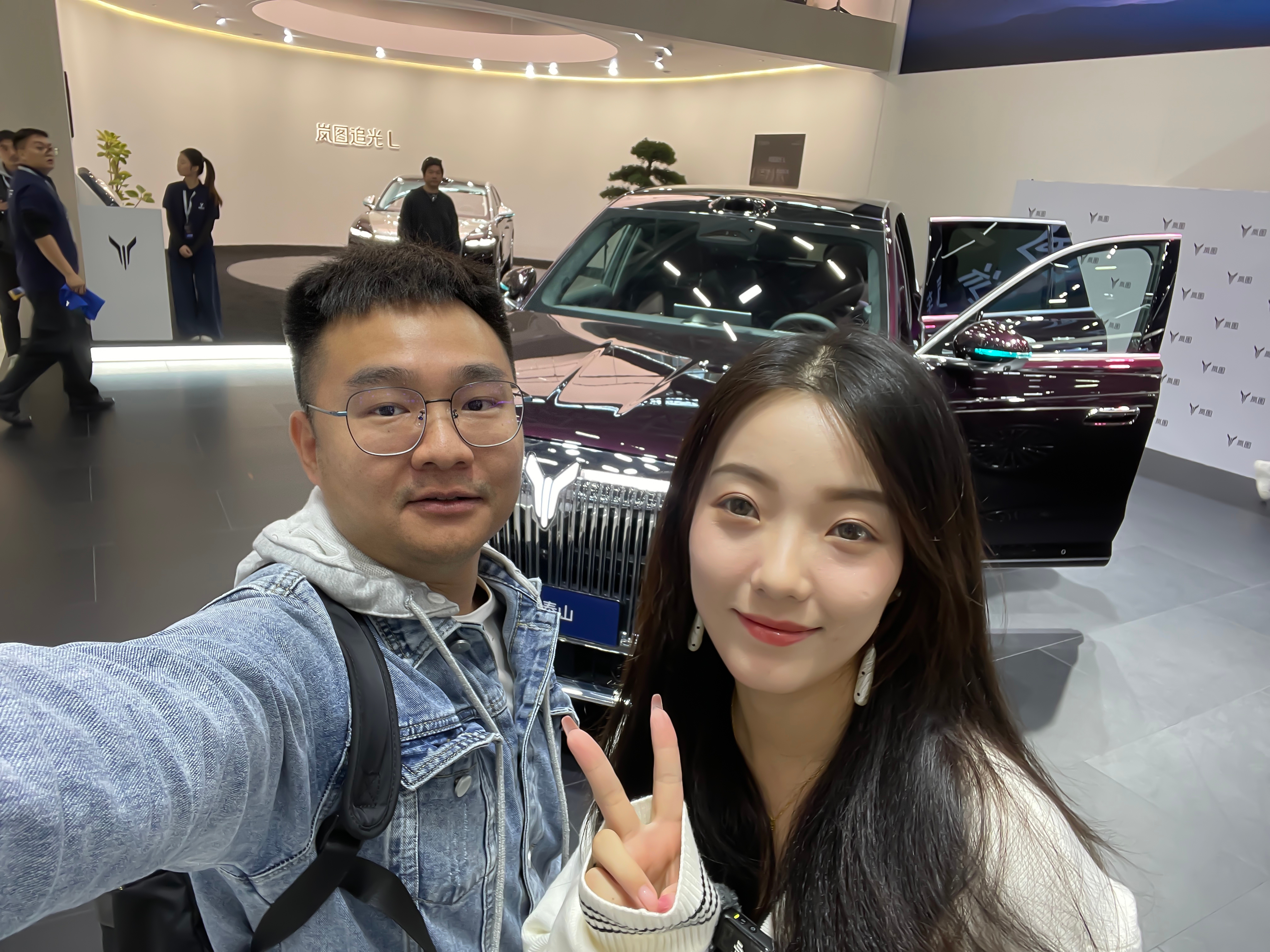 路过岚图展台偶遇我的粉丝！给大家介绍一下！活力大湾区，魅力好 !很有潜力的汽车女