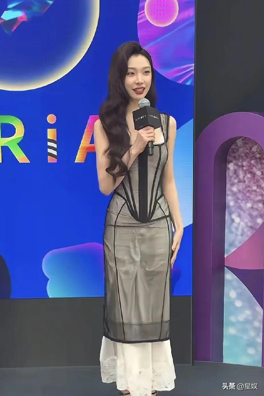 易梦玲笑语如花。