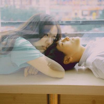 打开电视屏幕，相亲综艺里的男女嘉宾在精心设计的场景中互动，弹幕里满是 “磕到了”