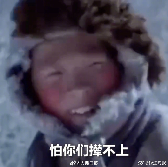 【#苏翊鸣幻视小栓子#】#苏翊鸣金牌# 苏翊鸣登上最高领奖台，造型酷似曾扮演过的