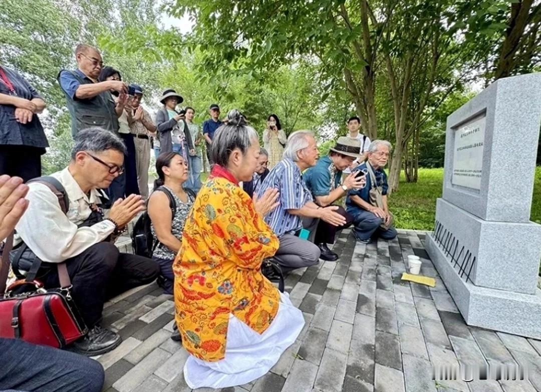 新加坡联合早报7月28日报道：“在中国官方关注‘琉球地位未定论’的背景下，中国官