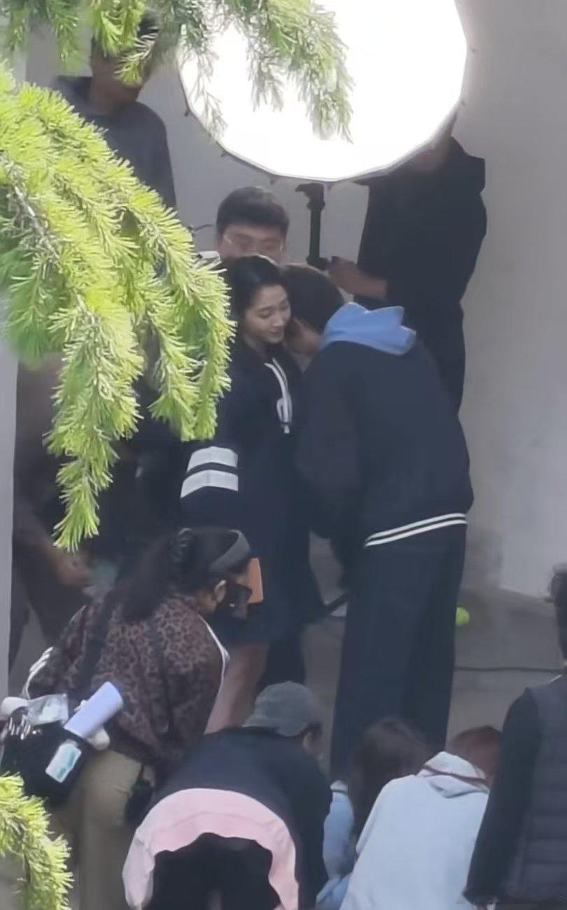 关晓彤林一我与爱同谋开机 关晓彤、林一新剧《我与爱同谋》开机，两人同框身高差好配