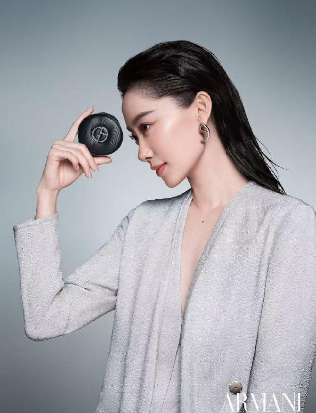 张小斐官宣阿玛尼美妆品牌代言人
不久前刚官宣巴黎世家品牌挚友，入账了两个不太好拿