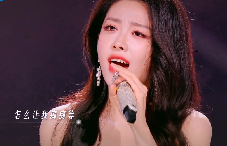 喻言天赐的声音开口跪喻言用歌声赋予月光与吻痕画面感，每一段旋律都饱含故事，紫光影