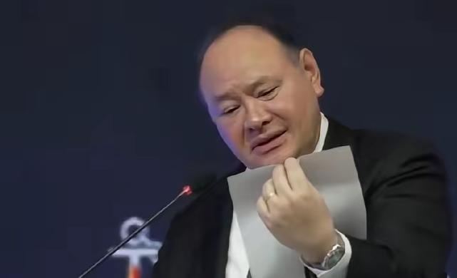 在韩国的这场会议，菲律宾这个防长拿着纸条，当着众多的国际人士，当众羞辱我们。面对