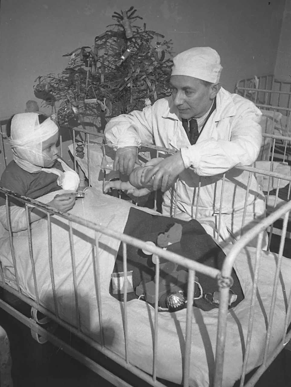 【来自投稿】1943年 莫斯科 劳赫夫斯儿童医院，主治医生正在安抚一个从列宁格勒