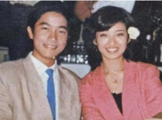 1980年，陈百强见到了自己的偶像山囗百惠，山囗百惠要求陈百强在他面前唱昨夜梦见