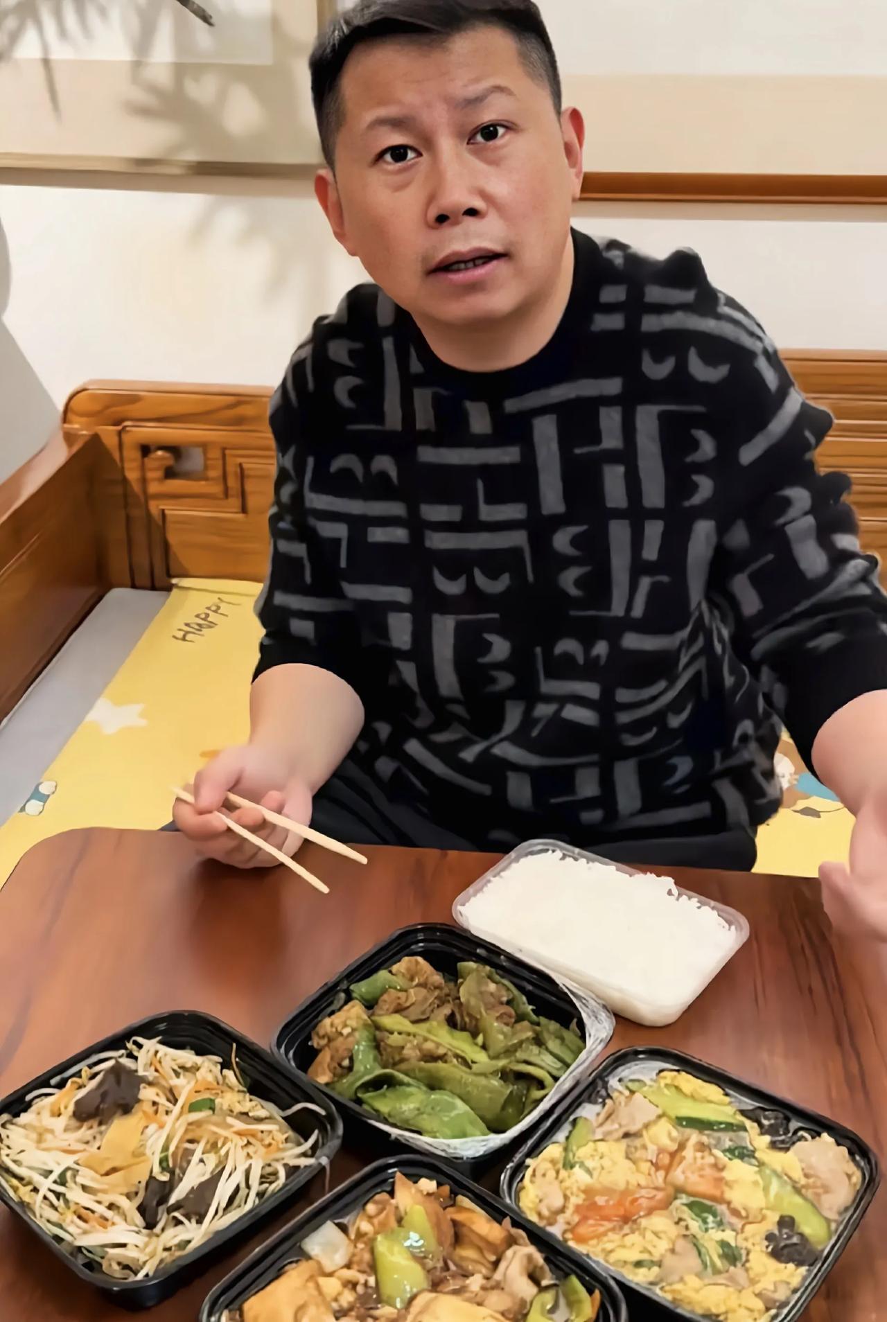 何云伟成了活教材，人千万别在最狂的时候，把话说死把路堵死

刷到何云伟直播，听他