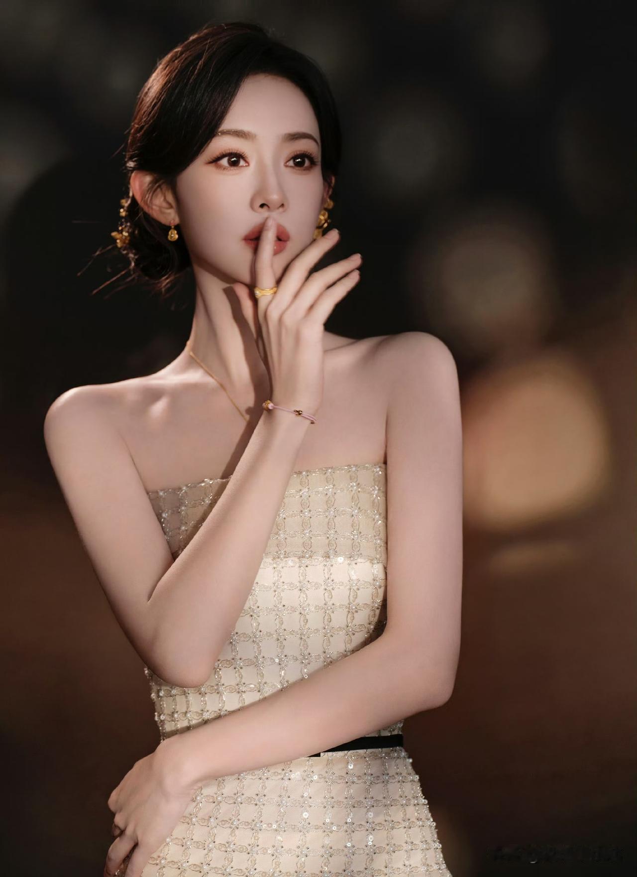 内娱资讯，孟子近日身着Elie Saab 2026早春度假系列抹胸礼服出席了梦金