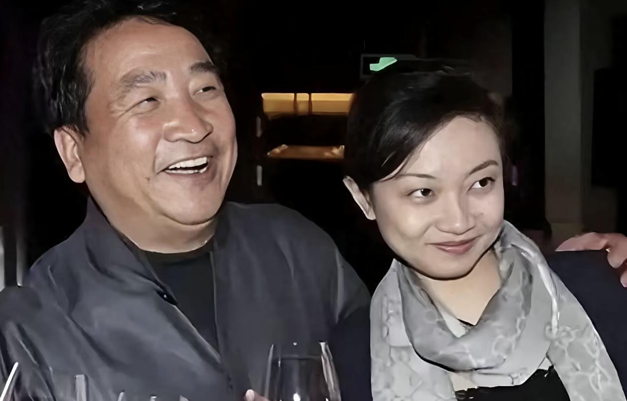 撕掉美国绿卡那天，她没告诉任何人。
作为姜昆的女儿，姜玉华回国后藏起了这个身份。