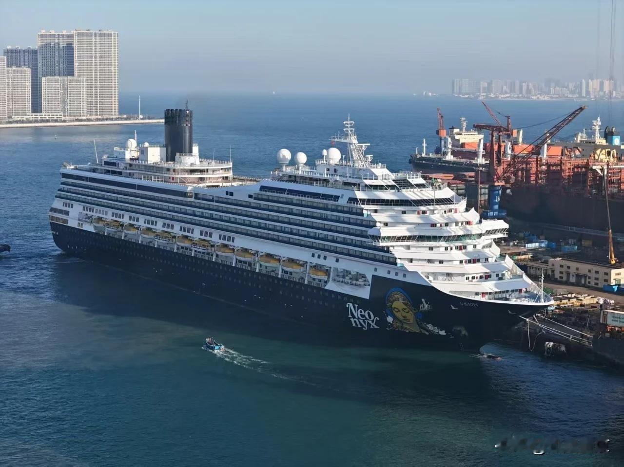 大连迎来10万吨级豪华邮轮，东北文旅迎来全新高光时刻！
 
巨型豪华邮轮常驻大连