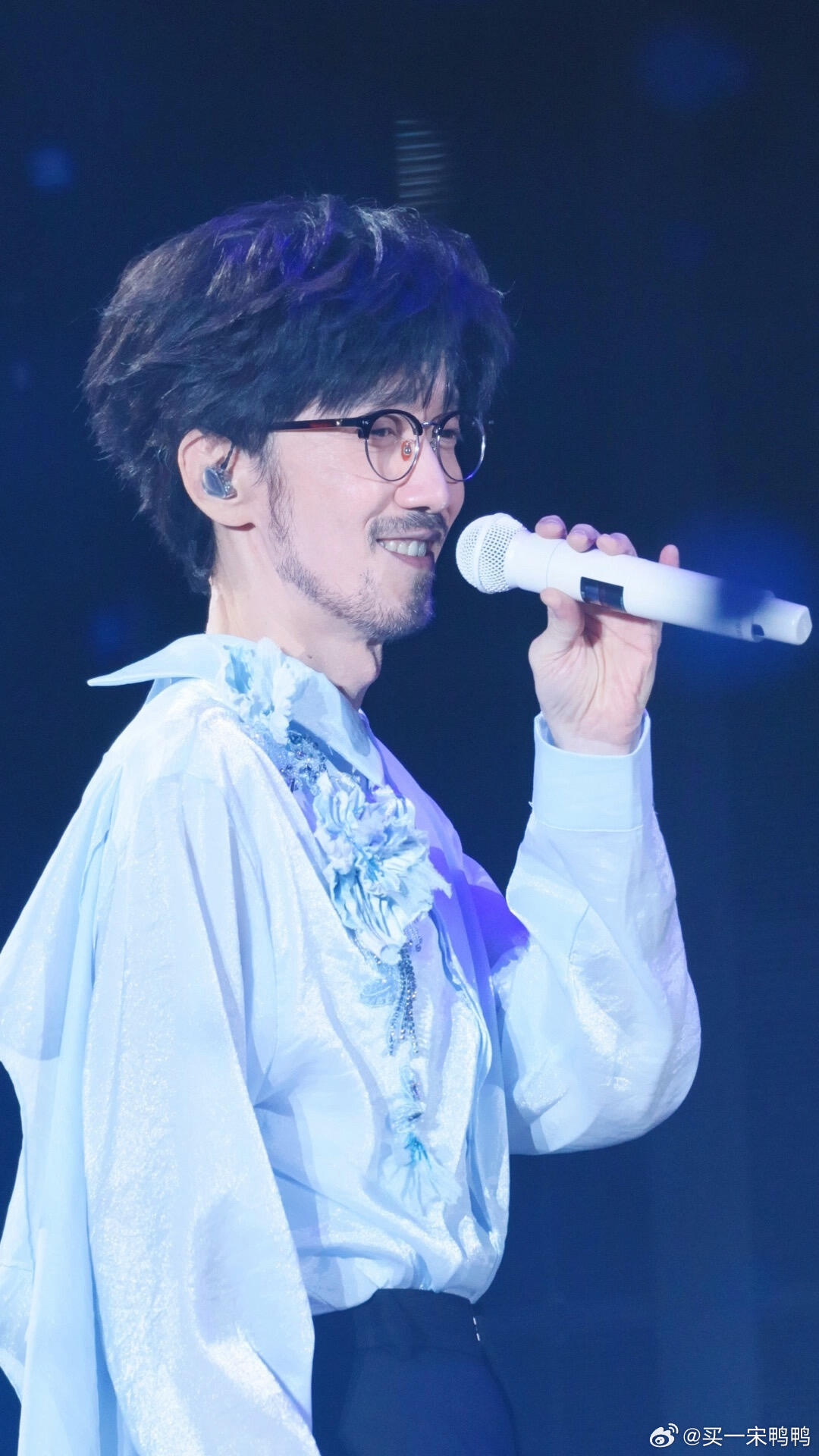 周传雄古风小生快哉快哉周传雄演唱会新歌首唱 刚嘴瓢把《出卖》说成《外卖》，下一秒