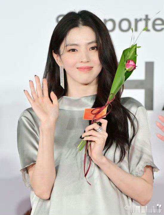Lisa郑秀晶韩素希新闻图Lisa郑秀晶韩素希釜山电影节生图 今天亮相釜山电影节