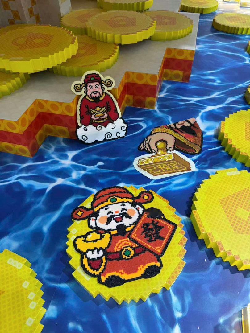 感受到了巨型拼豆的视觉震撼📸适合周末出行打卡！巨型拼豆打造各类财富主题装置，像