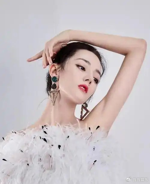 深夜之时，刷动着微博，瞅见“迪丽热巴自律Vlog”登上了热搜，点击进入此界面，映