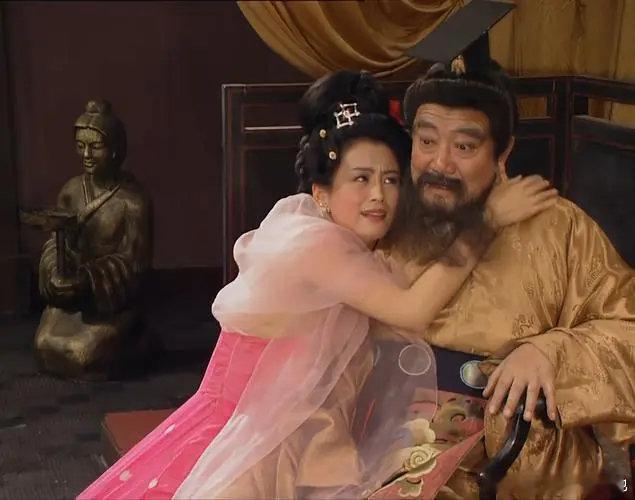 董卓的荒淫无道，让他成了 “点天灯” 的第一人。他夜宿龙床，奸淫宫女，纵容士兵残