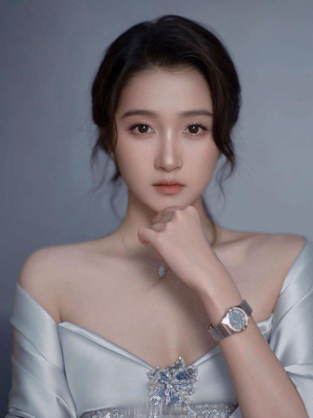 关晓彤一套造型后是另一套新的造型关晓彤解锁不同风格 关晓彤在《王牌》上演时尚变奏