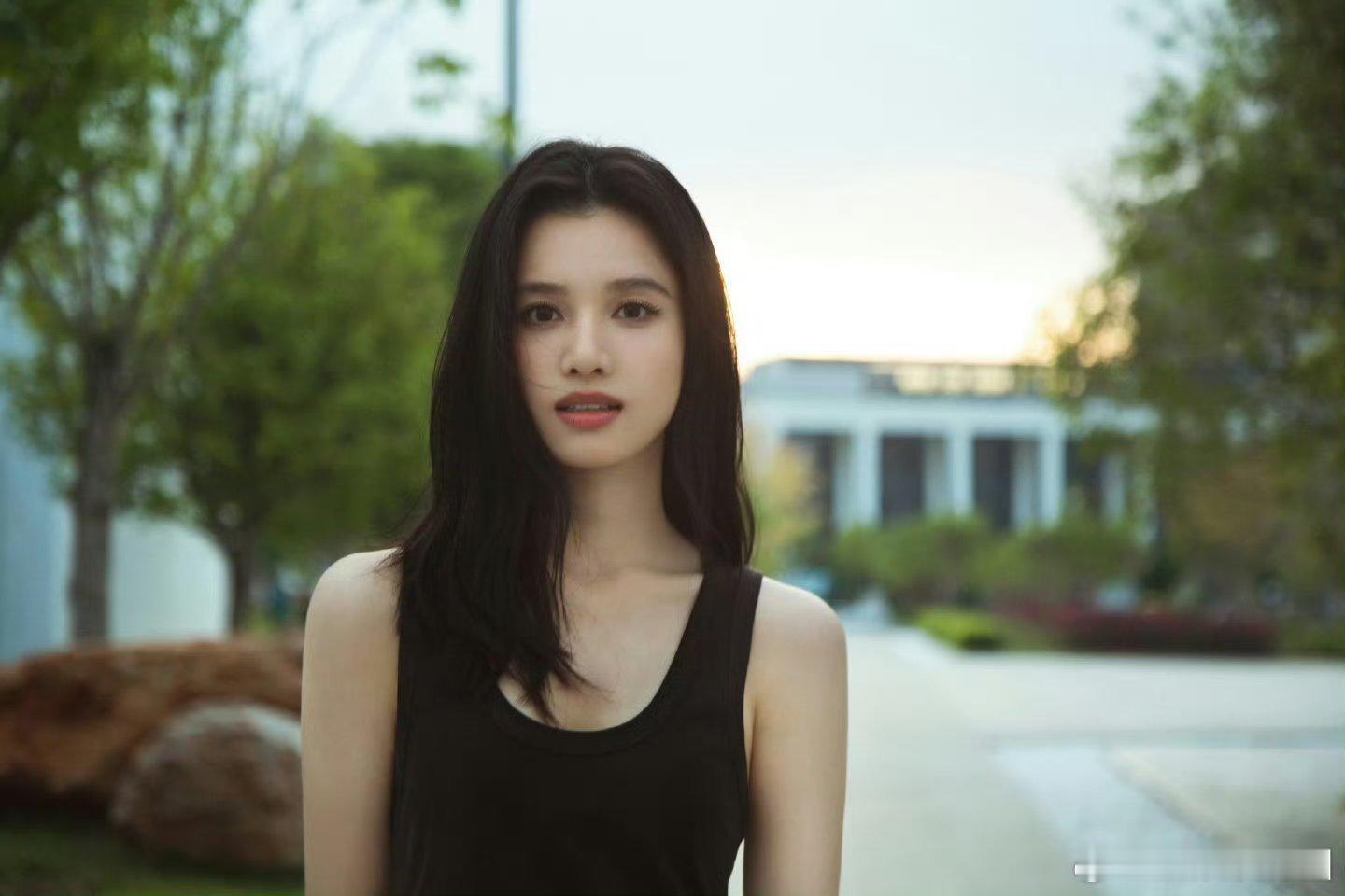 虽然但是吧[开摆][开摆]感觉张婧仪这组照片的构图还行，但是人像真的没有把张婧仪