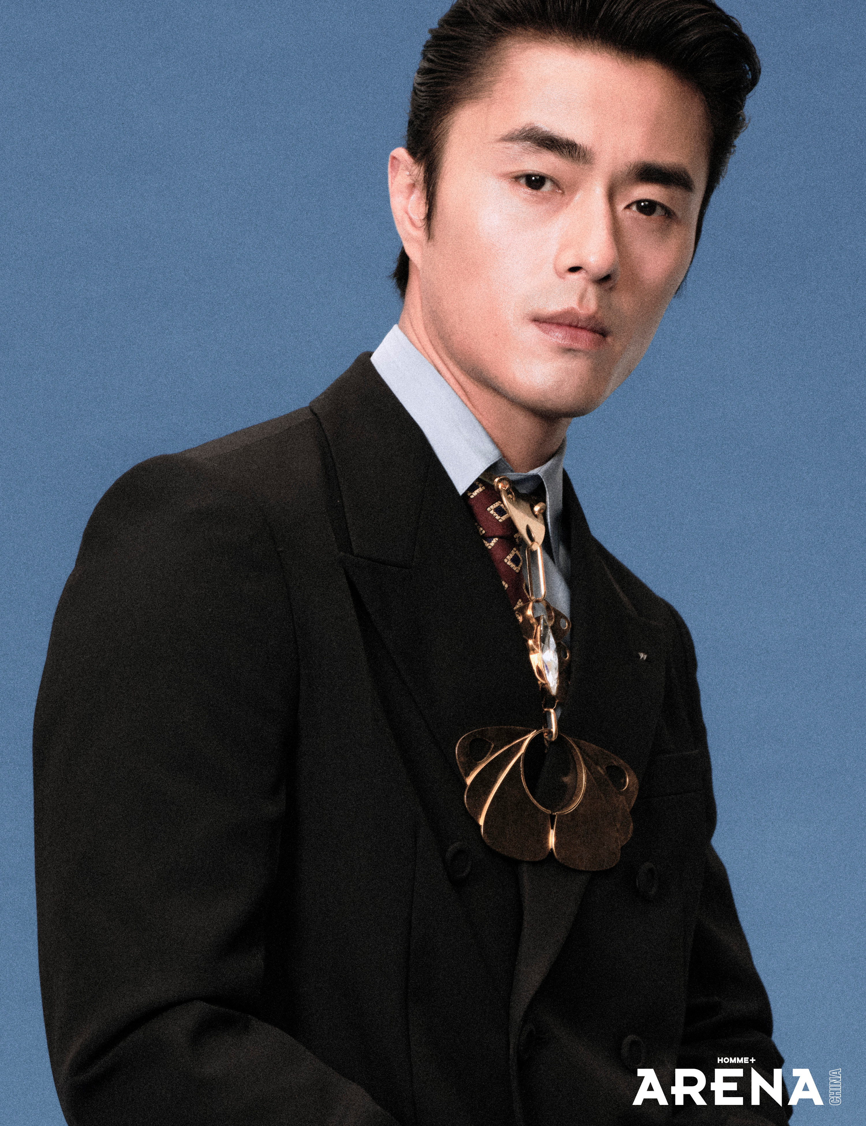 ARENA赵磊封面复古廓形为骨，现代剪裁为魂。赵磊登ARENA三月刊，以超模气场