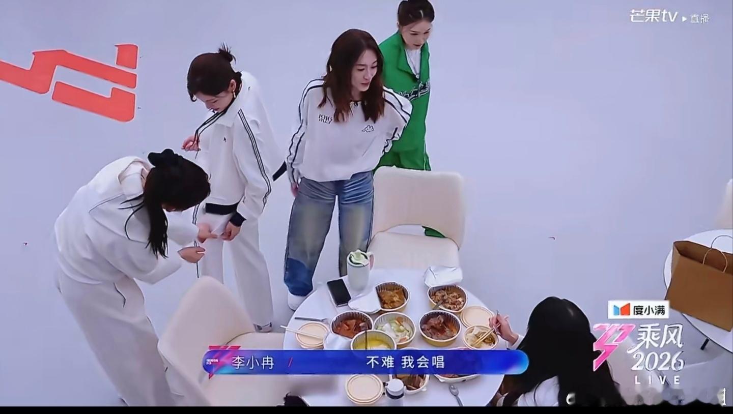 念咒语李小冉一下子就会了好为姐姐开心！那段极具挑战的超长念唱，她驾驭得完全无压力