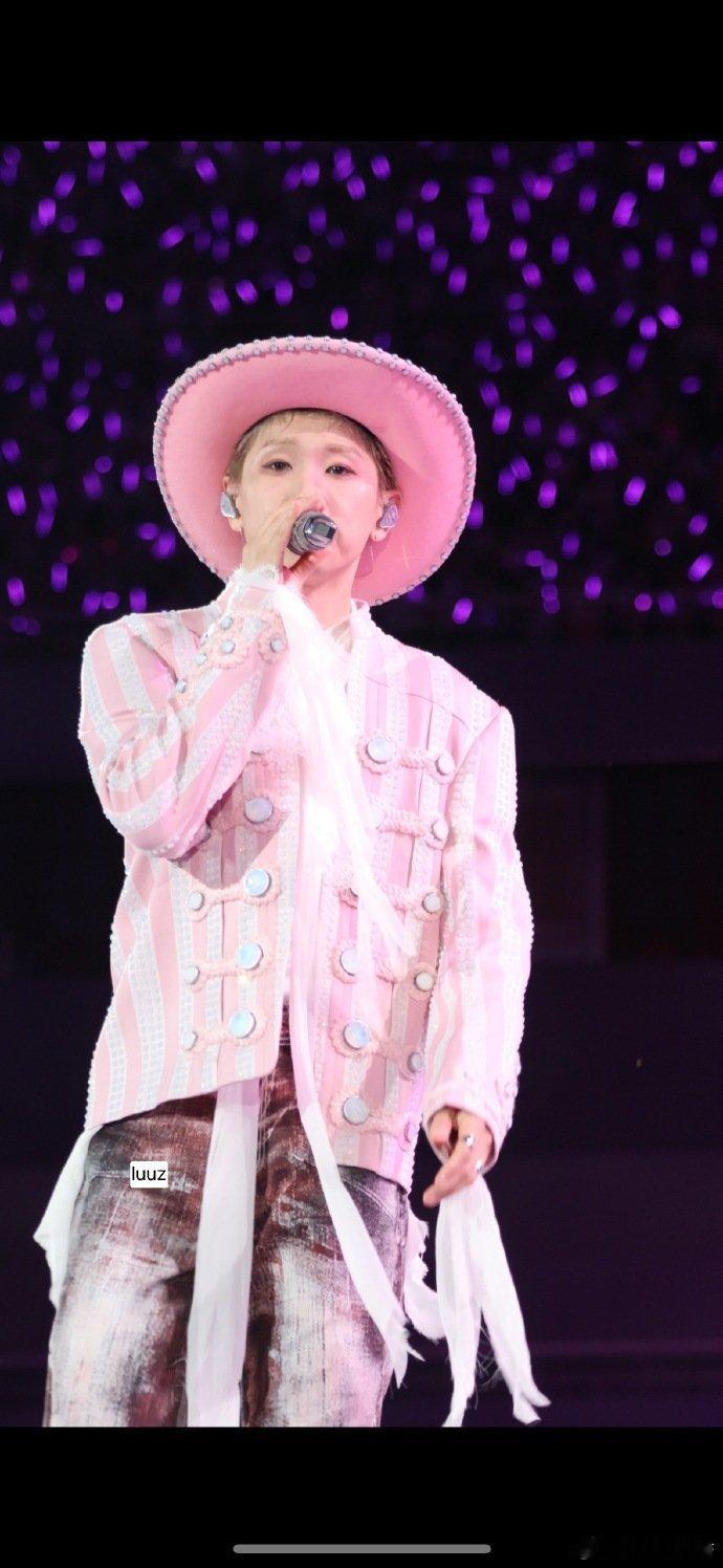 汪苏泷和男和声牵手成功汪苏泷和男和声手牵手唱谜底 刚才刷到和声老师发的朋友圈，说