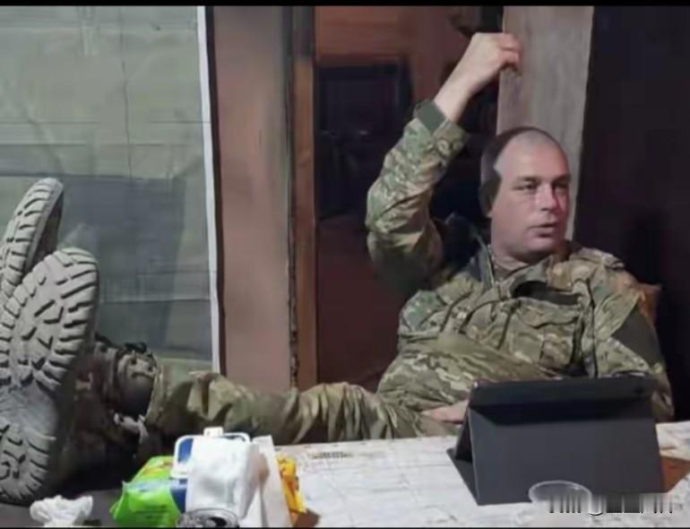 一名俄罗斯少将向妻子吹嘘割掉乌
克兰战俘耳朵，并将其串成花环当礼物送人
德穆尔奇