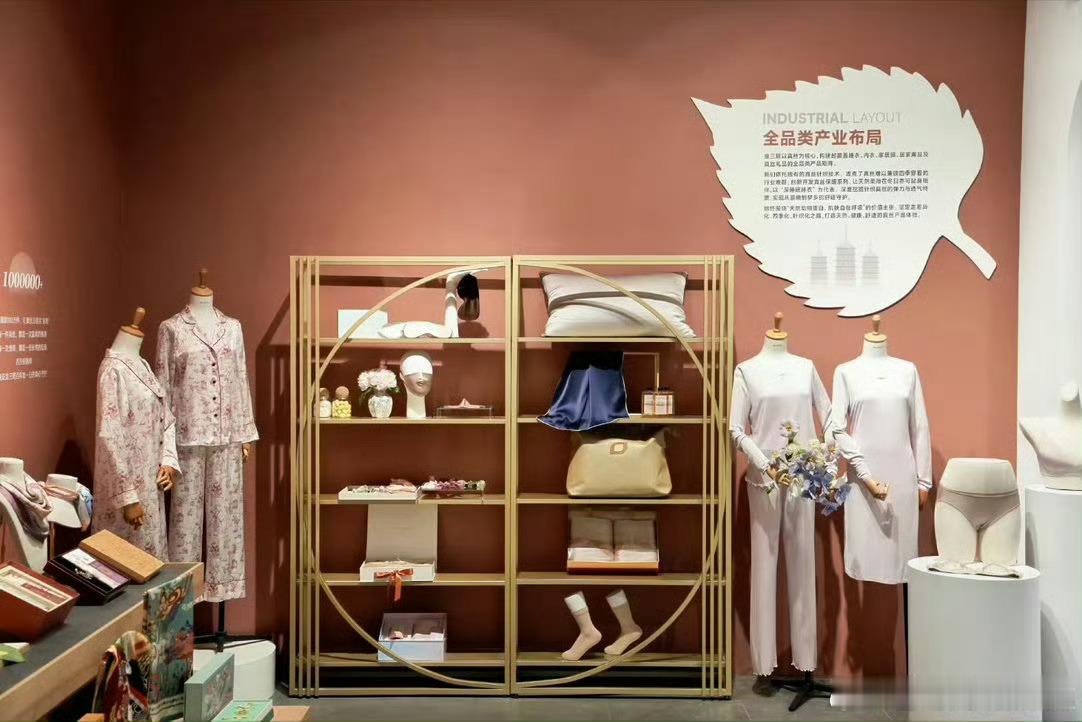 百年丝绸老字号的守与变 以千年养蚕缫丝手艺为根，守住丝绸独有的柔润光泽与东方国风